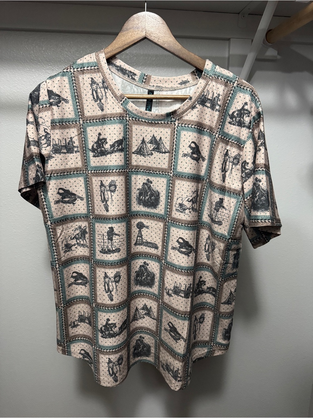 Sterling Kreek Western world crew neck top